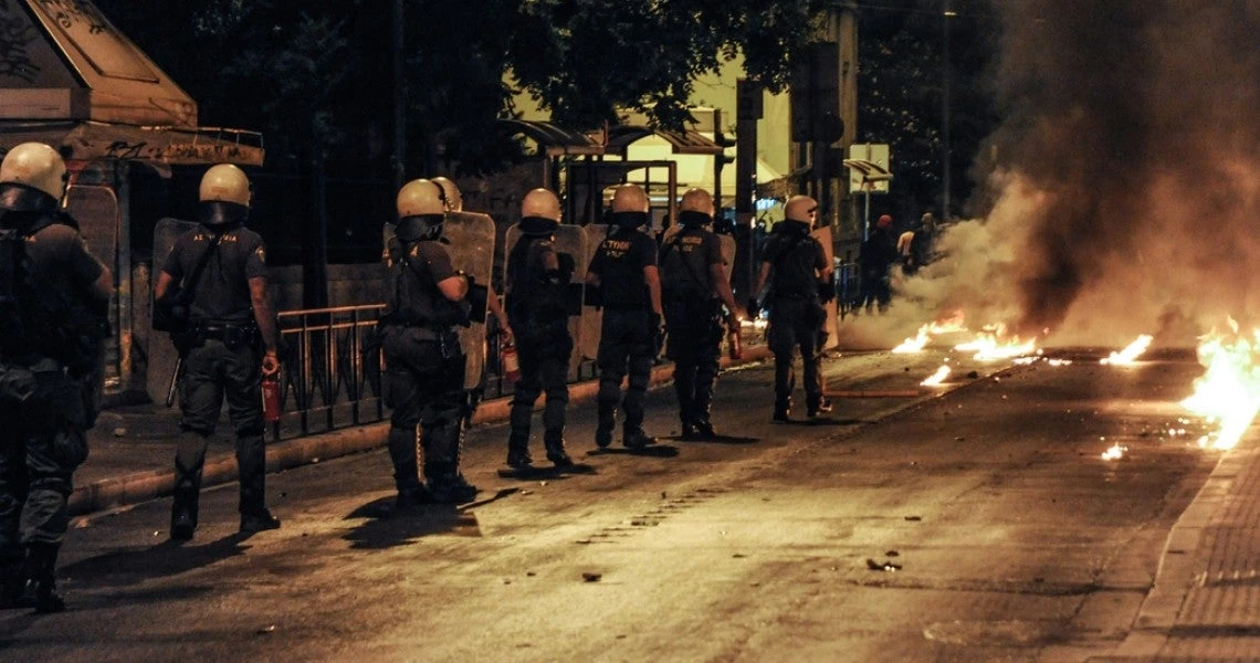 Νέα επεισόδια με μολότοφ και χημικά στα Εξάρχεια – Διεκόπη η κυκλοφορία στην Πατησίων